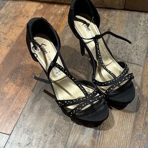 FIONI Clothing Black Studded Heels